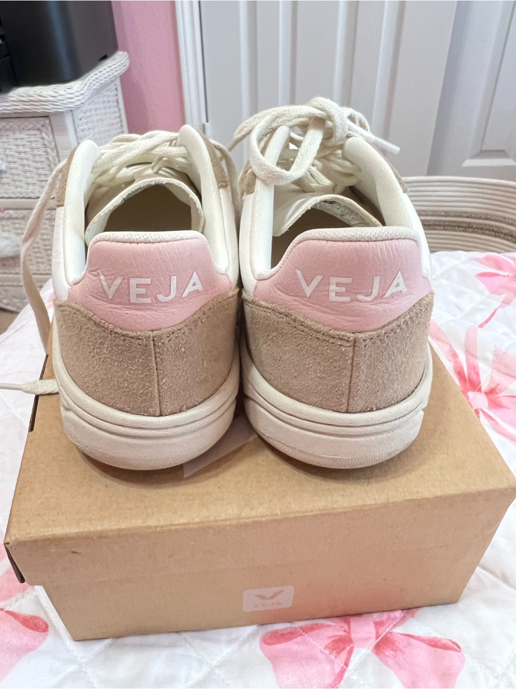 Veja Women’s V-10 Sneakers In White, Beige & Pink Size 7 — image 6 of 7